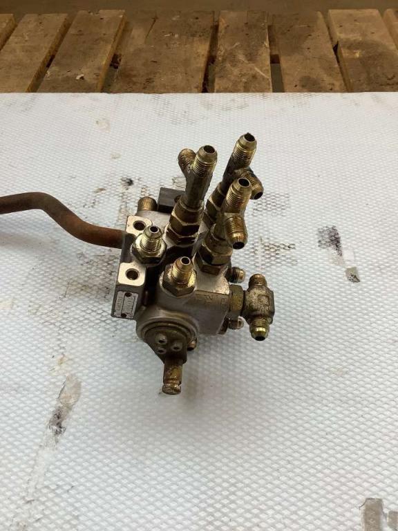 Servo-operated valve for Hitachi ZX135US Photo 3