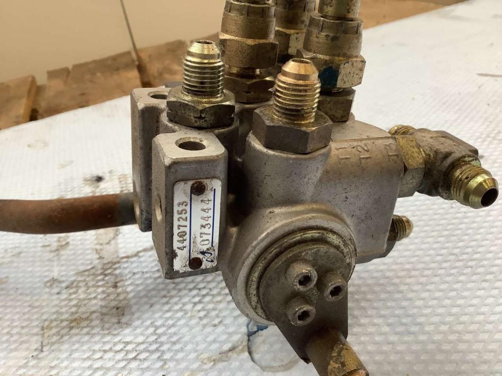 Servo-operated valve for Hitachi ZX135US Photo 4