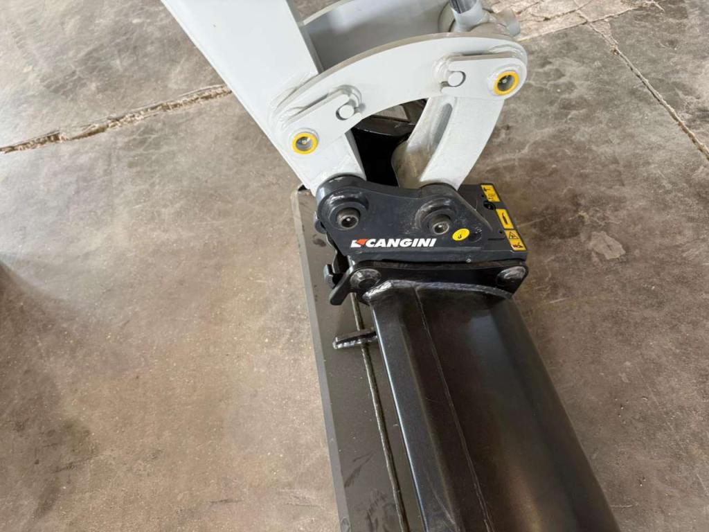 Takeuchi TB217-R Photo 4