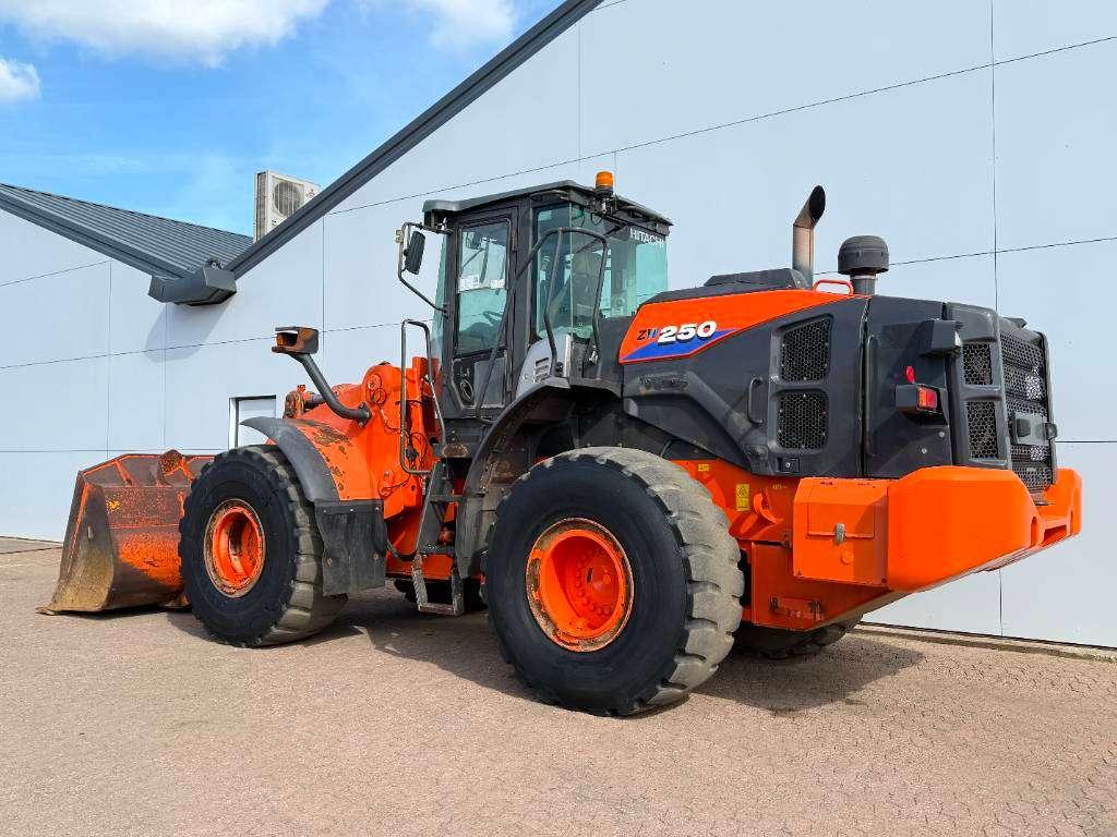 Hitachi ZW250-6 - Automatic Greasing / Weight System Photo 3