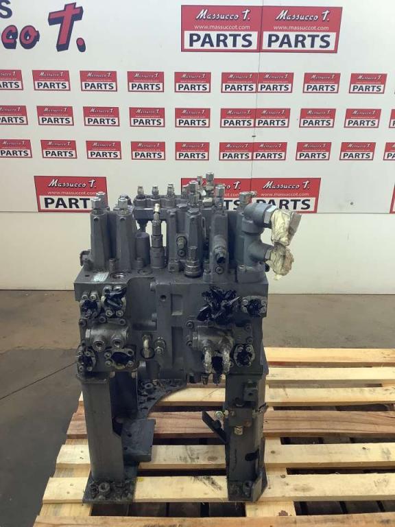 Hydraulic distributor for Hitachi ZX135-5 Photo 2
