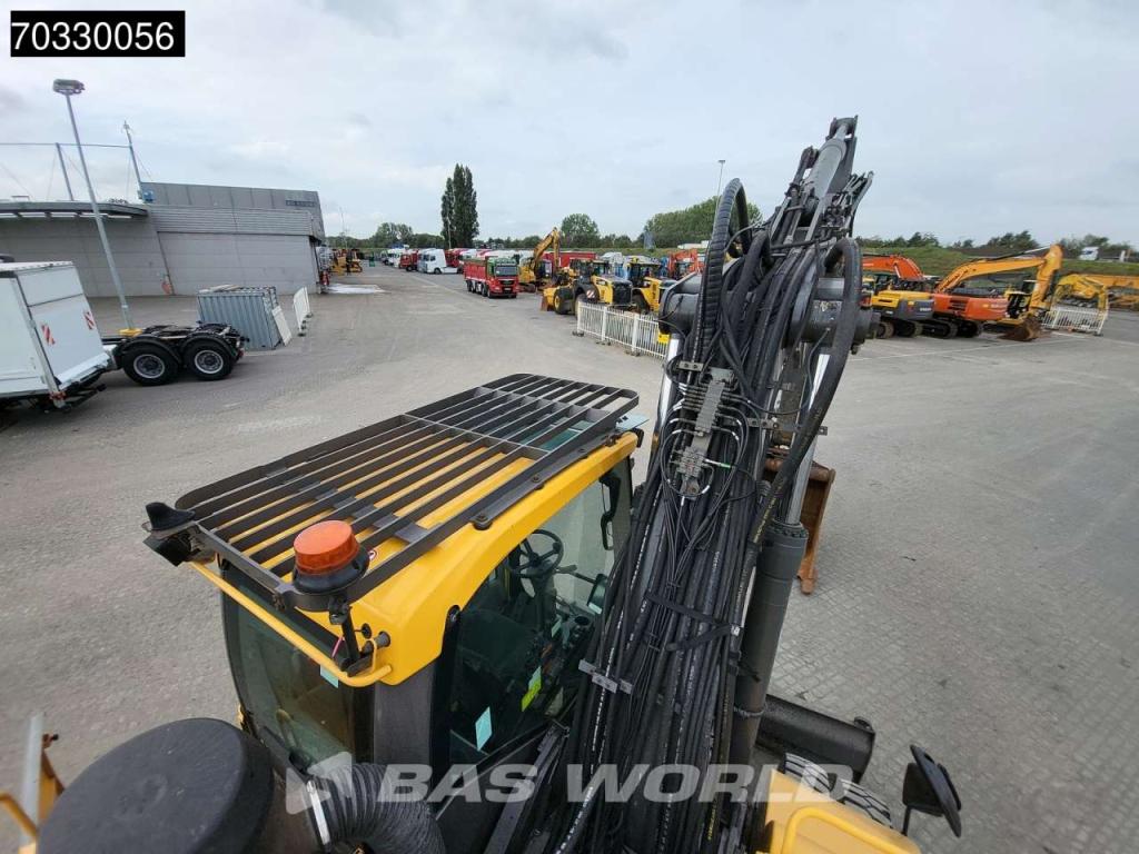 Volvo EW210 D Outrigers + Blade Photo 21