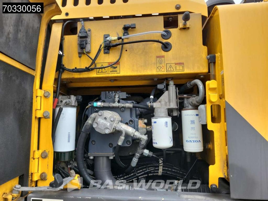 Volvo EW210 D Outrigers + Blade Photo 24