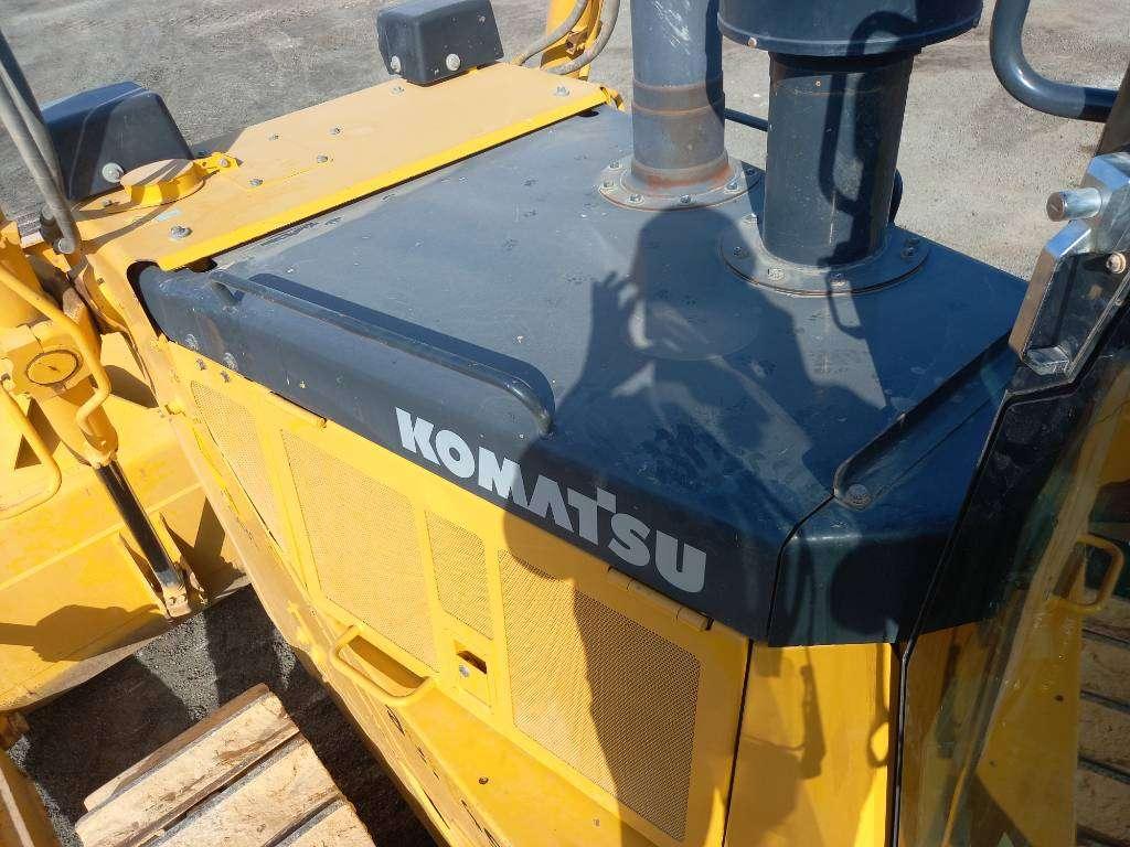 Komatsu D155A-6R (4pcs available for sale in Abu Dhabi) Photo 15