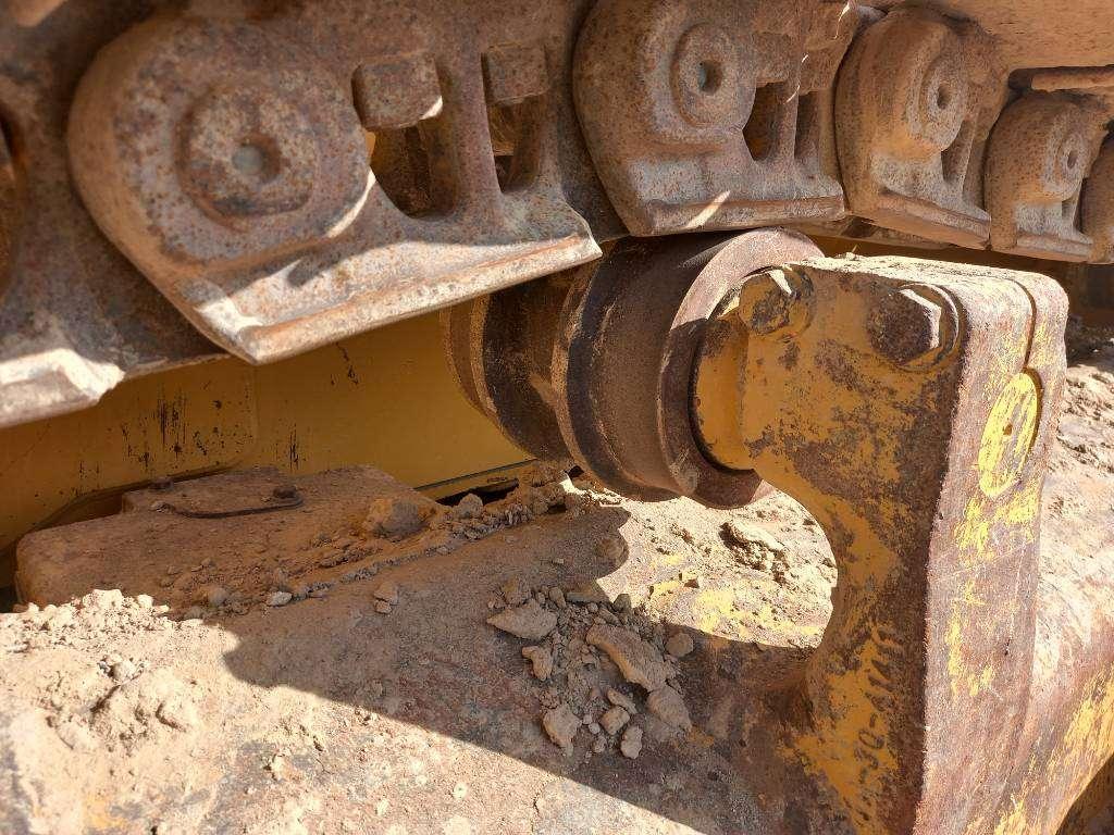 Komatsu D155A-6R (4pcs available for sale in Abu Dhabi) Photo 22