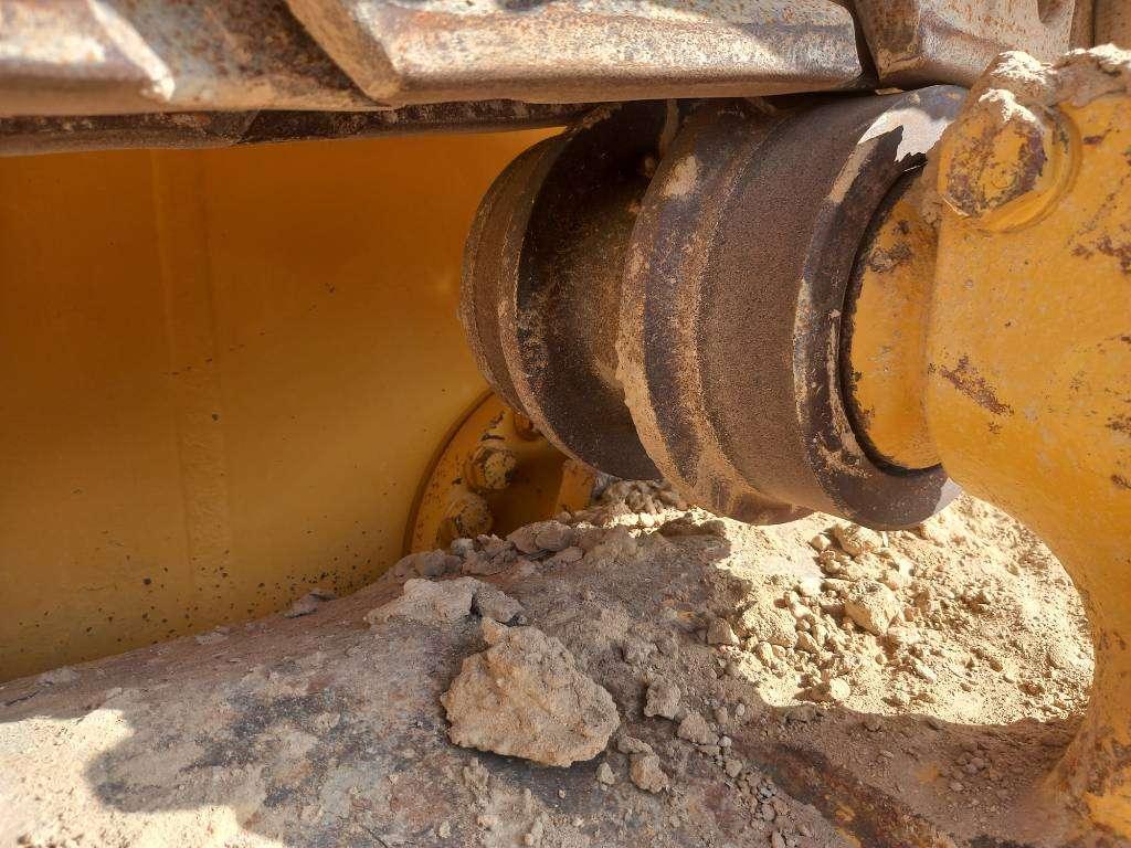 Komatsu D155A-6R (4pcs available for sale in Abu Dhabi) Photo 23