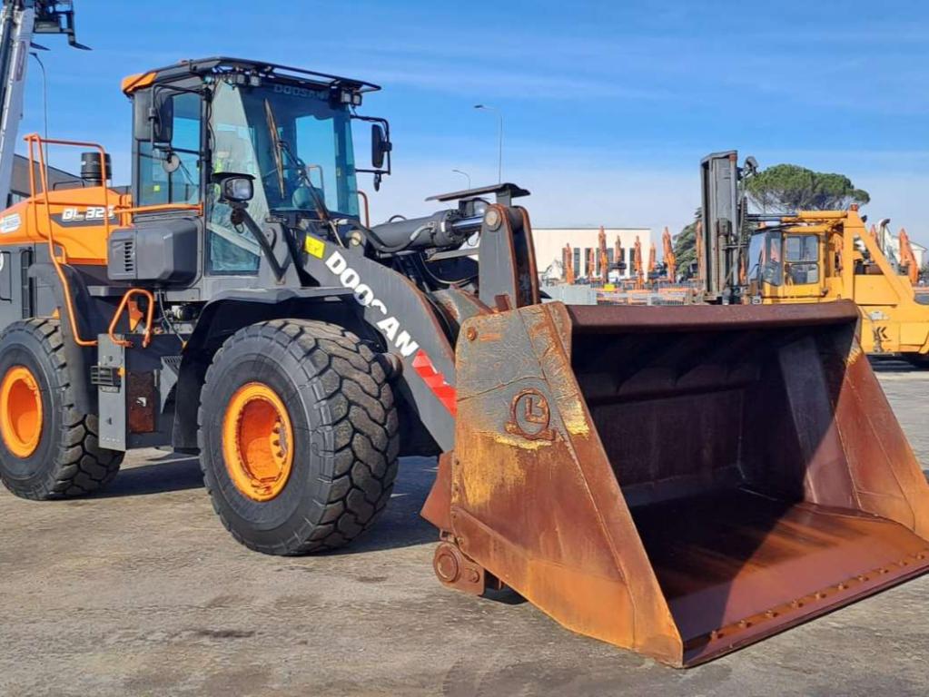 Doosan DL320-7 Photo 7