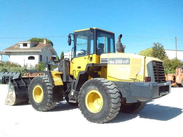 Komatsu WA250-5 Photo 2