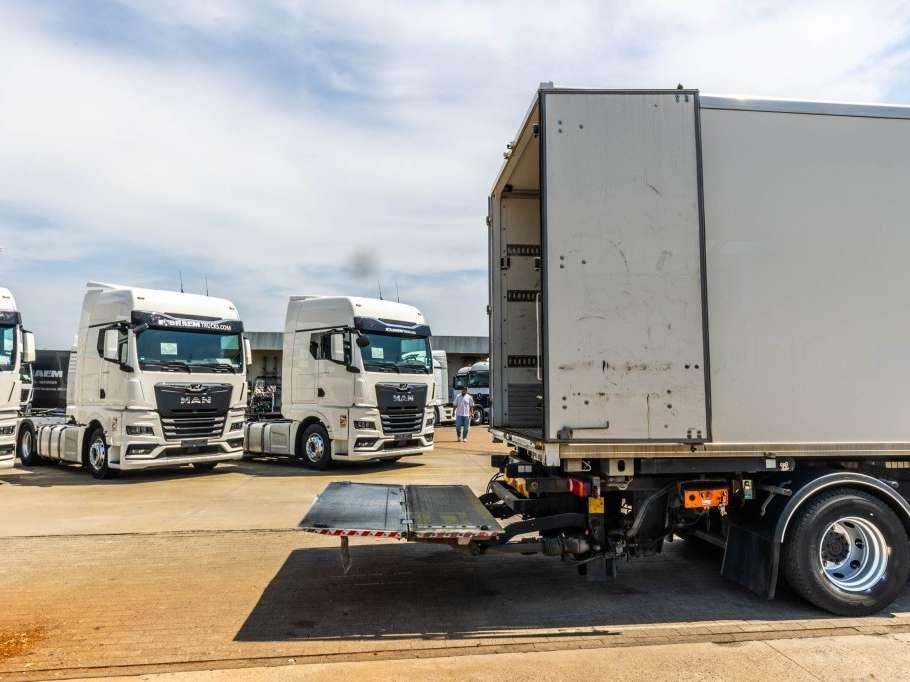 Renault D14 250 + DHOLLANDIA Photo 11