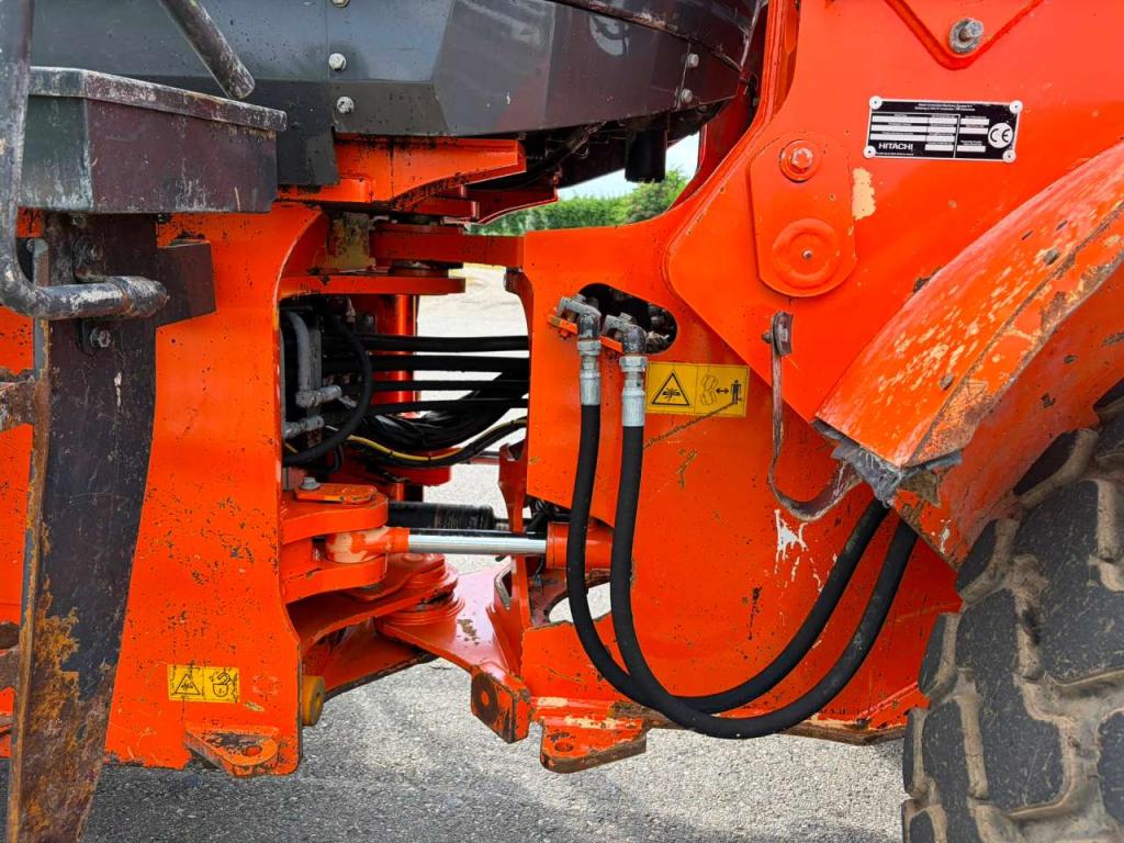 Hitachi ZW180-5B Photo 16