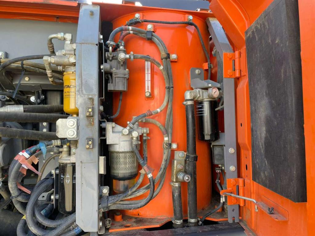 Hitachi ZX210LC-6 Photo 28