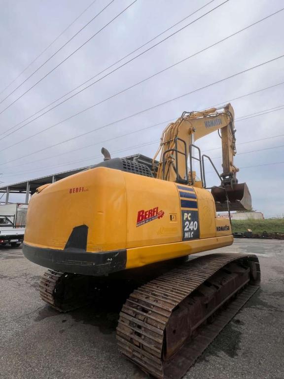 Komatsu PC240NLC-10 Photo 2