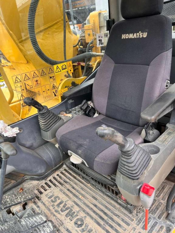 Komatsu PC240NLC-10 Photo 8