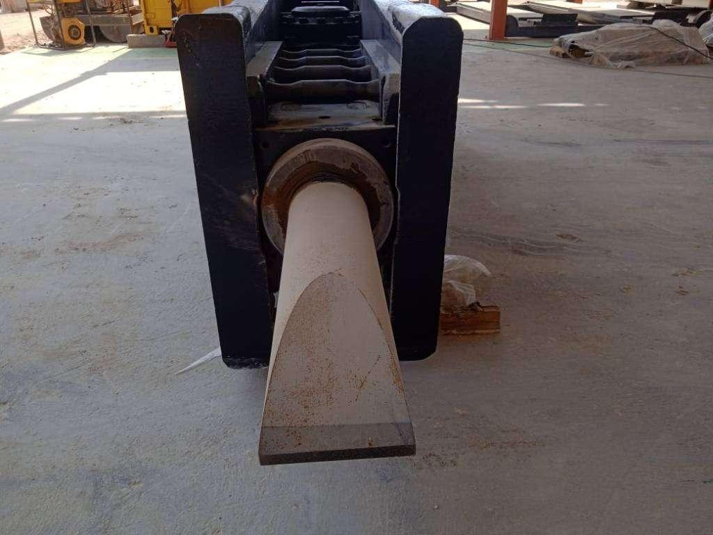 Caterpillar H180GC (2pcs available at Abu Dhabi) Photo 2