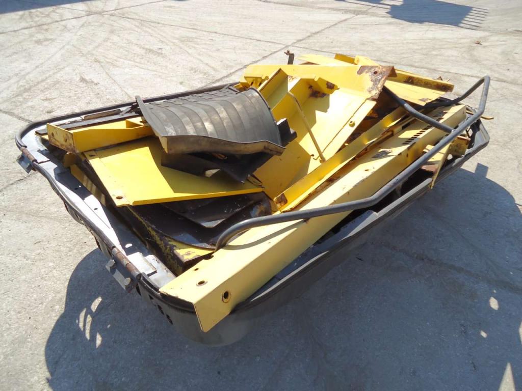 Hood and body panel for New Holland 385B Photo 1