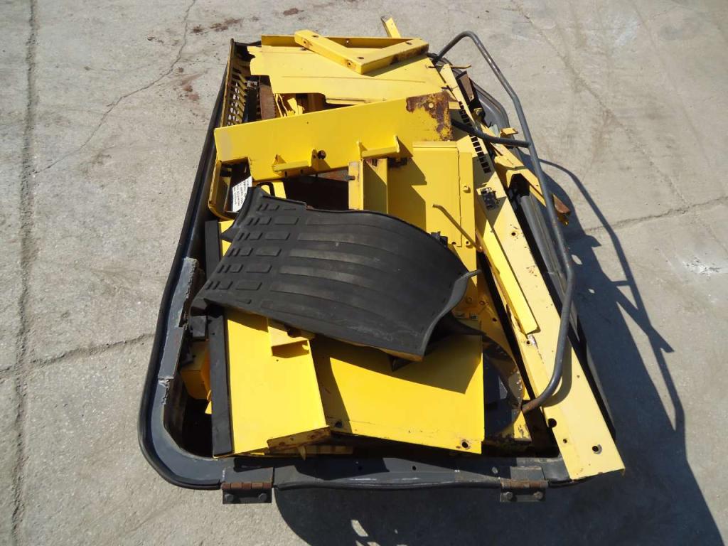 Hood and body panel for New Holland 385B Photo 2