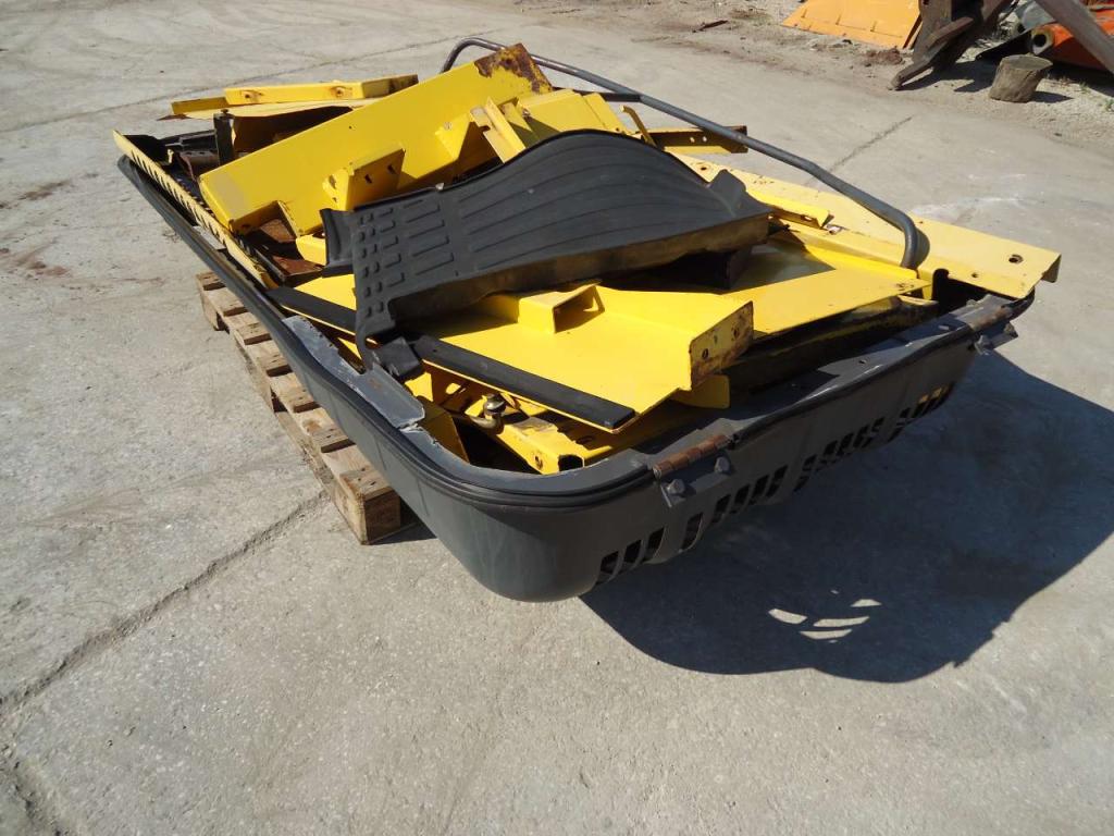 Hood and body panel for New Holland 385B Photo 4