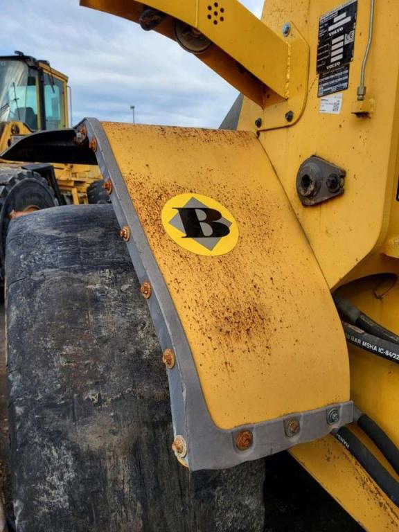 Volvo left front mudguard 16359034 for Volvo  L110E, L110F, L110G... Photo 2