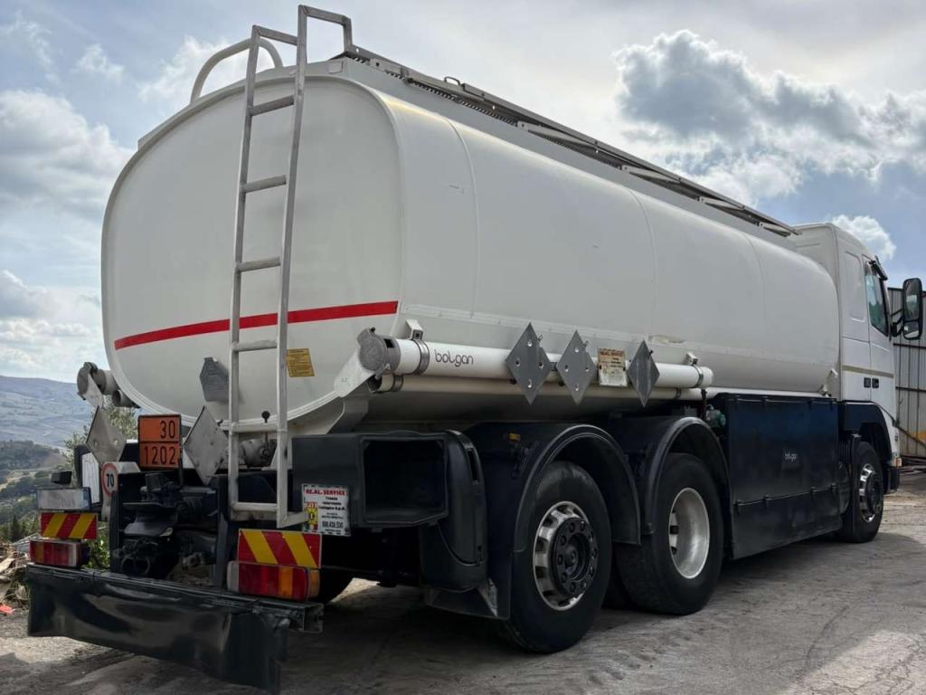 Volvo FH12 Photo 2