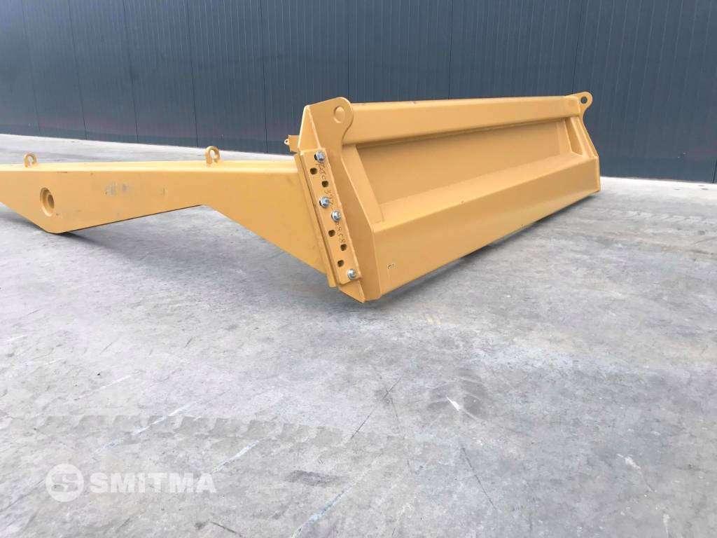 Rear hatch for Caterpillar 725C Photo 2