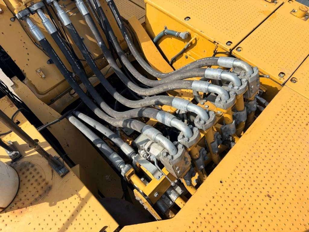 Caterpillar 374D L Photo 13