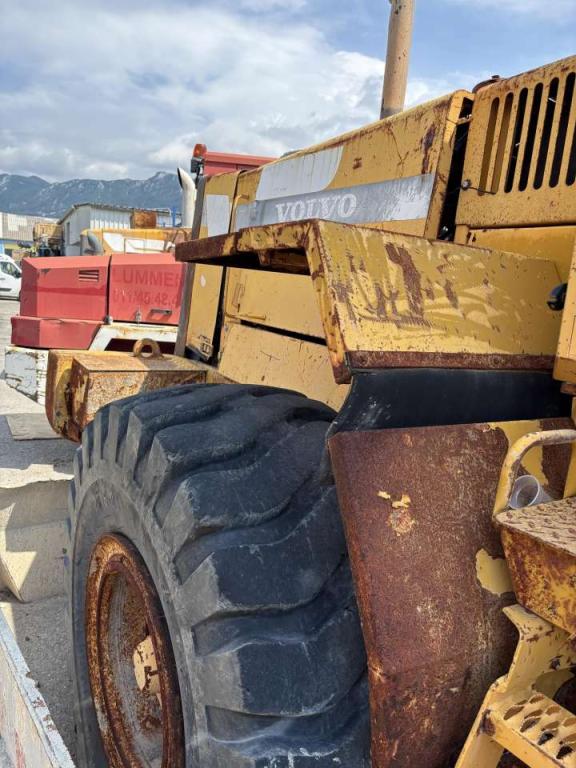 Volvo Front and rear mudguards for Volvo L120C and L120D. Photo 4