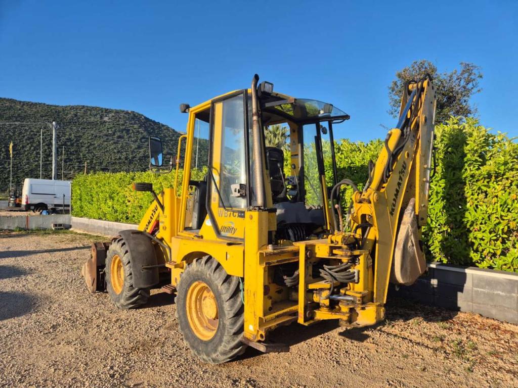 Komatsu WB70A Photo 3