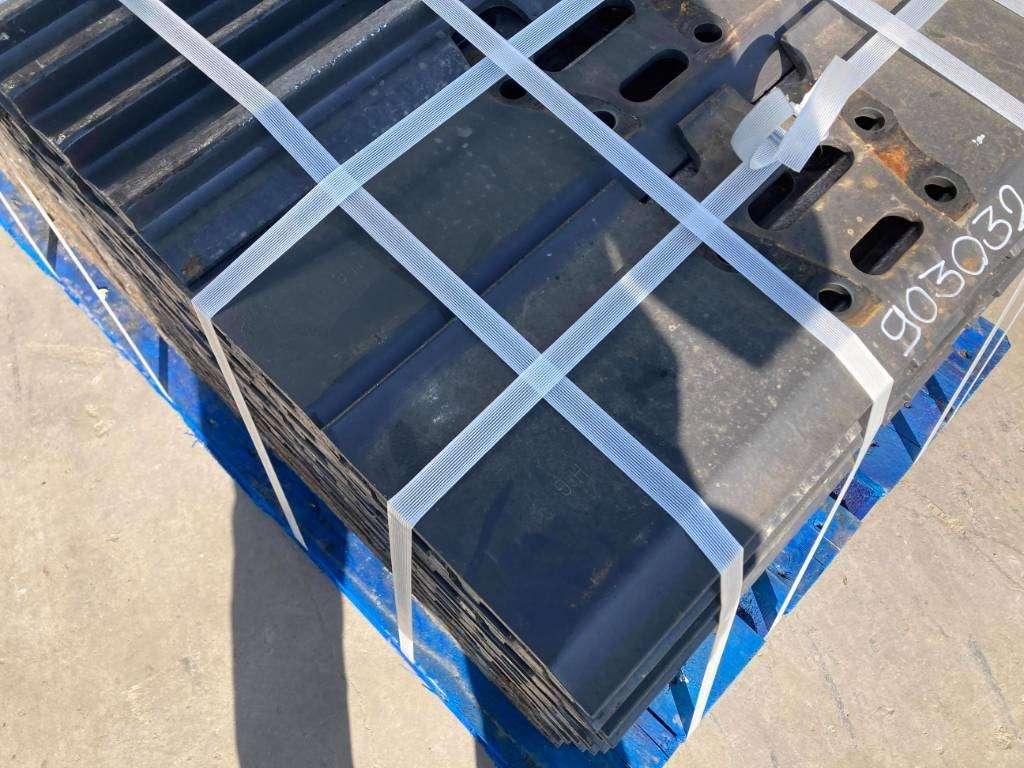 Undercarriage for Sany SY210 / SY230 700mm Shoes Photo 2