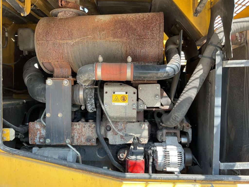 Komatsu WA320-5 Photo 7