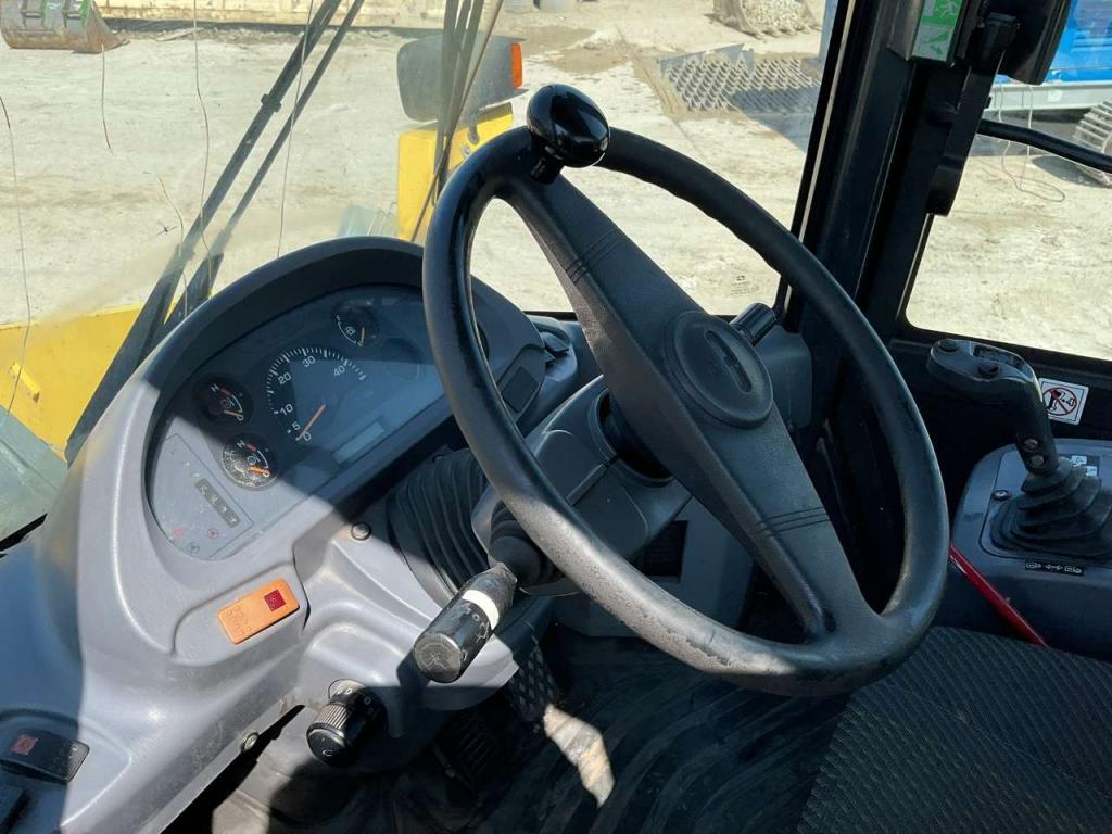 Komatsu WA320-5 Photo 9