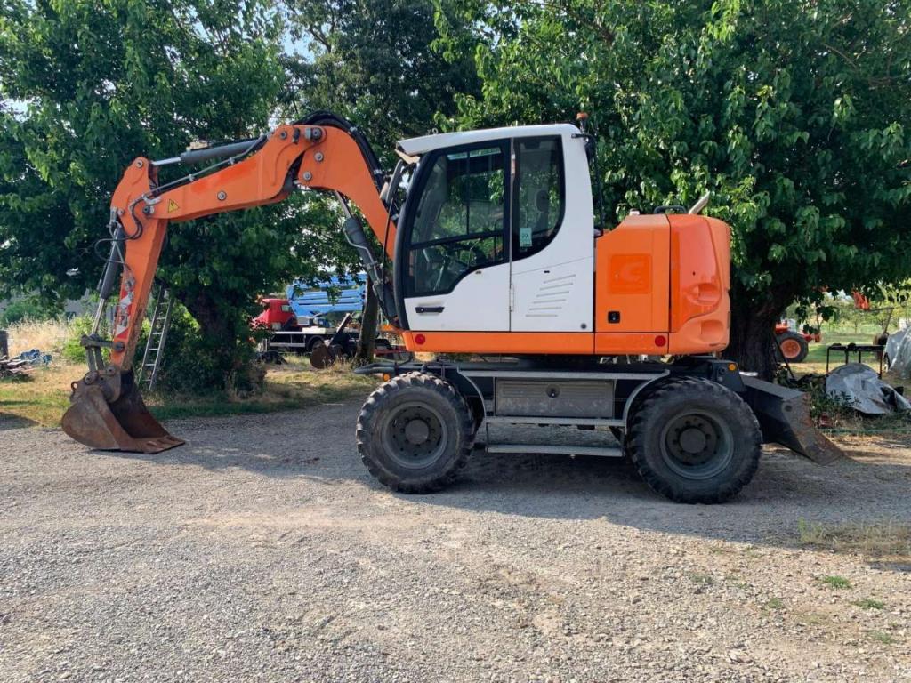 Liebherr A910 COMPACT Photo 1
