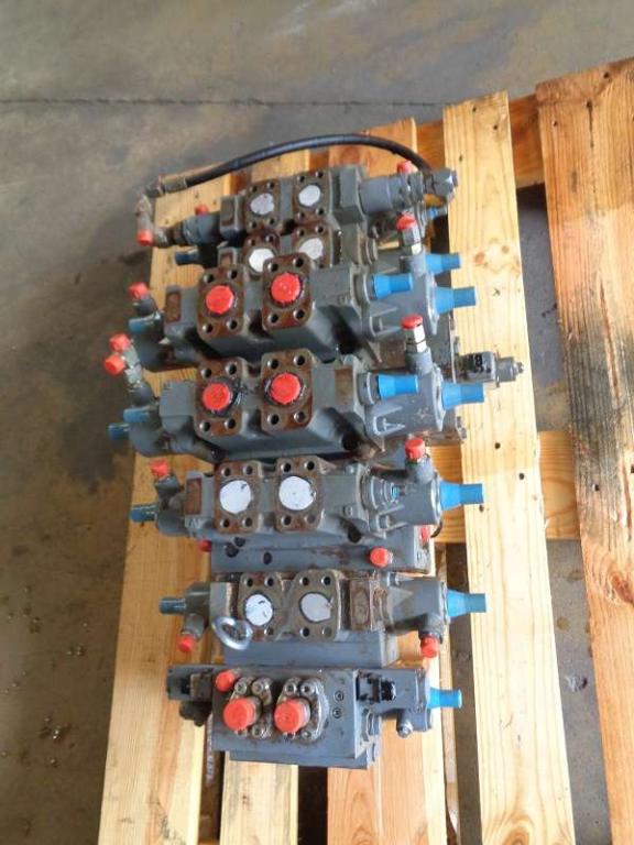Hydraulic distributor for Liebherr 924 B Photo 1