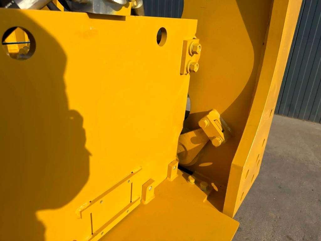 Caterpillar D8T Multi Shank Ripper Photo 6