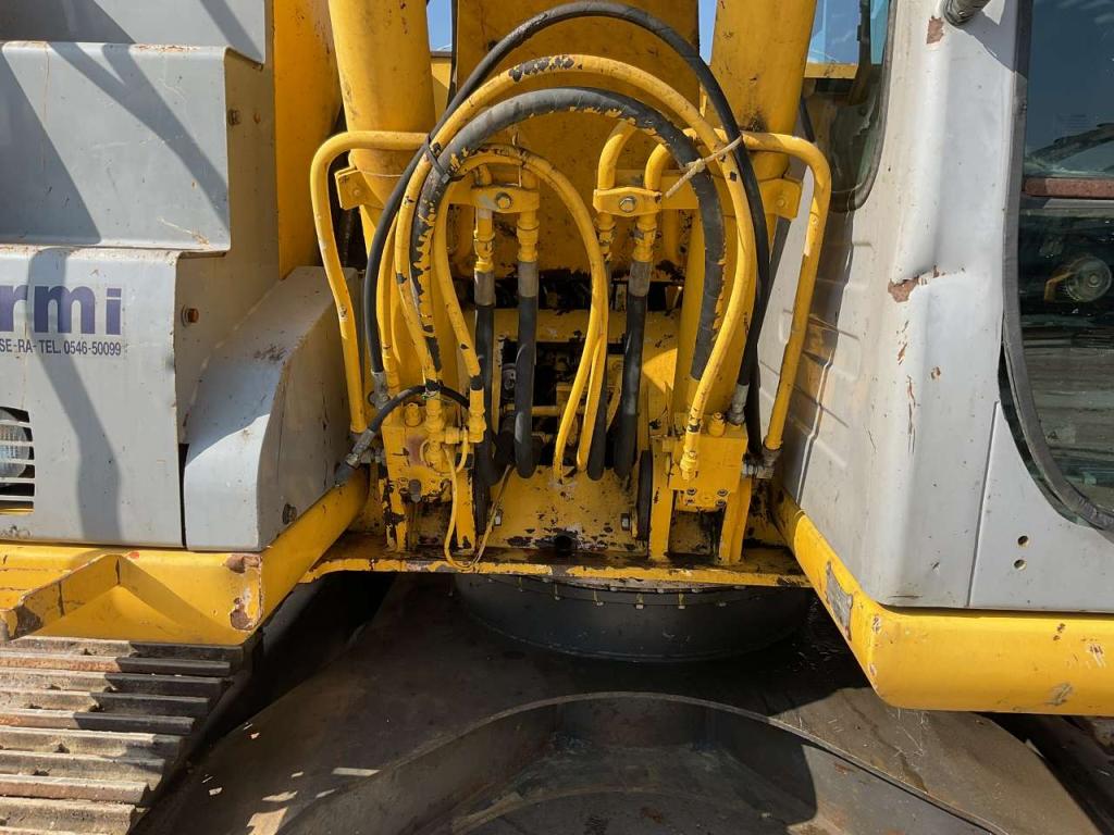 New Holland E145 Photo 7