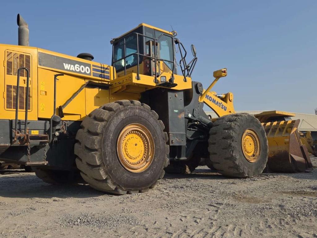 Komatsu WA600-6R Photo 11