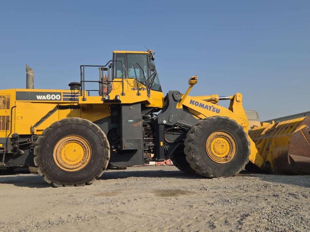 Komatsu WA600-6R Photo 12