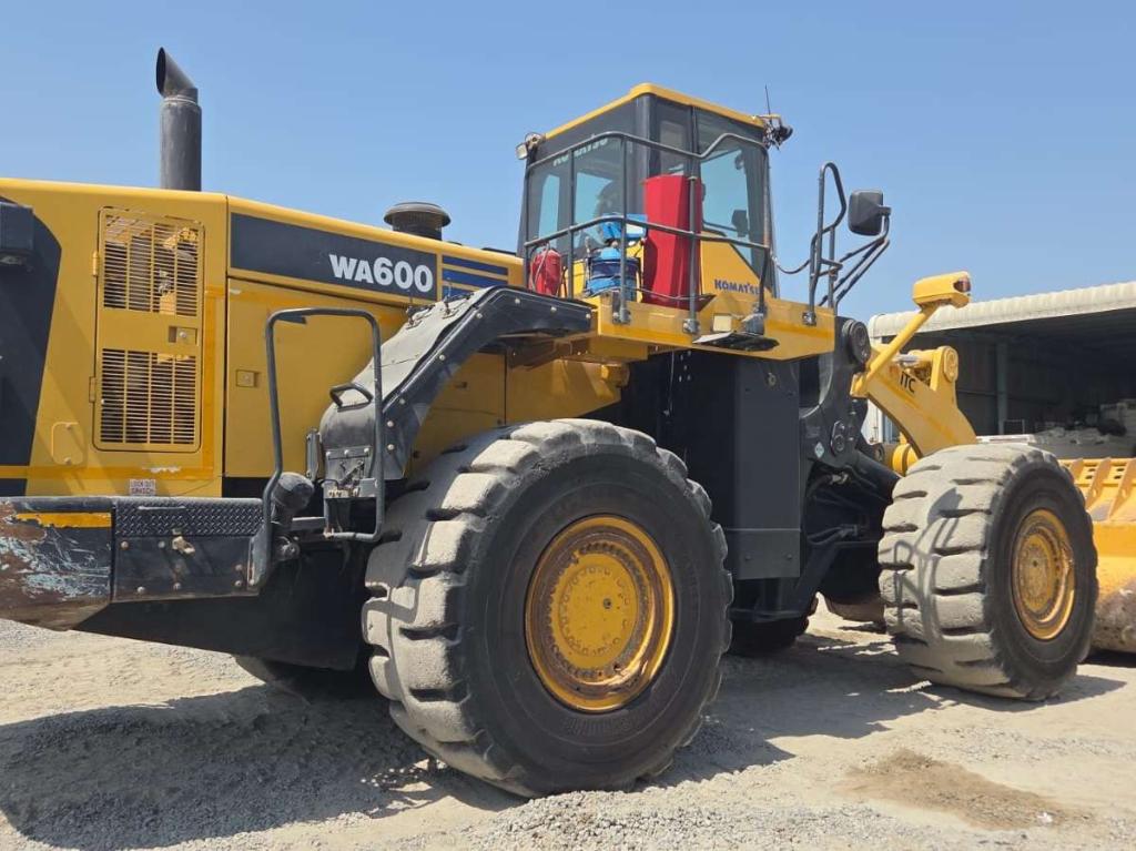 Komatsu WA600-6R Photo 3