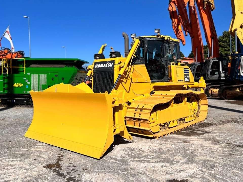 Komatsu D65 Photo 1