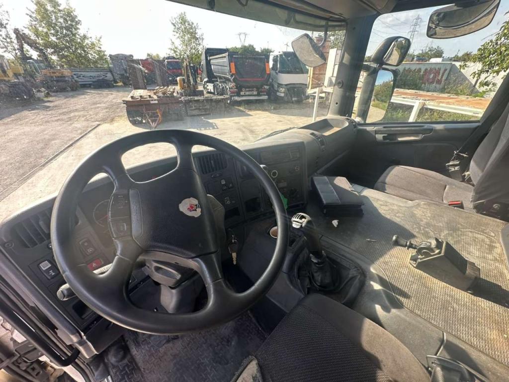 Scania 320 Photo 16