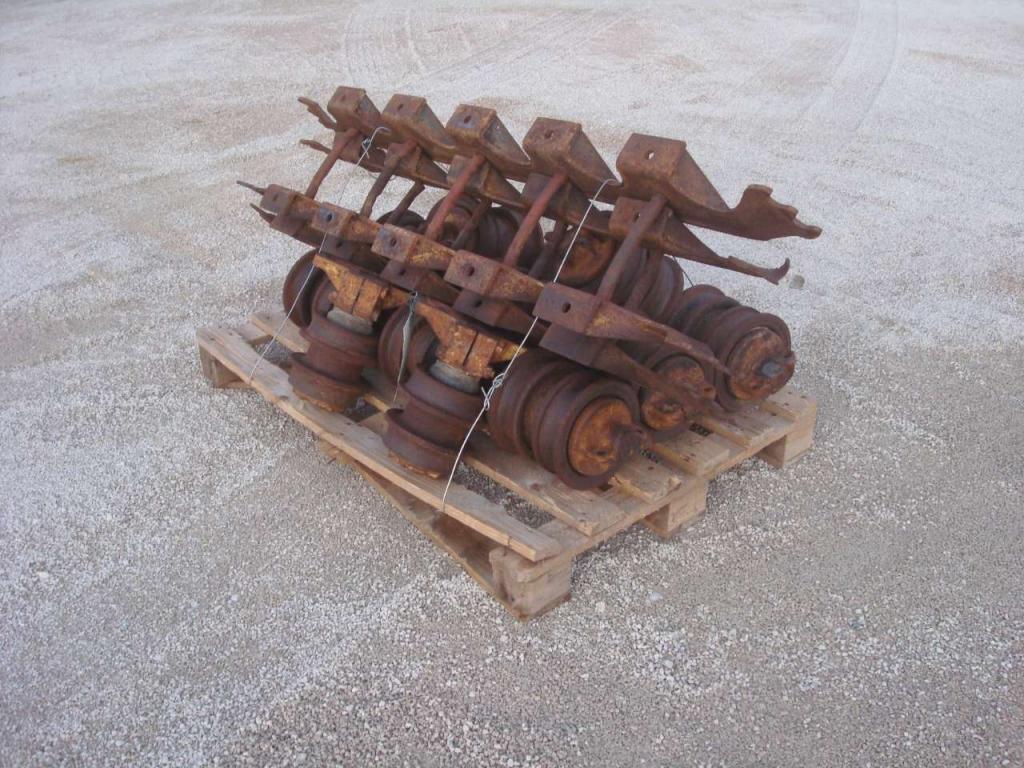 Upper and lower rollers for Caterpillar 955L/955K D5/D5B Photo 3