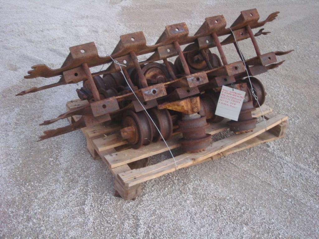 Upper and lower rollers for Caterpillar 955L/955K D5/D5B Photo 4