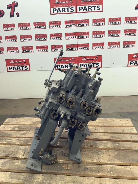 Hydraulic distributor for Hitachi ZX135US Photo 1