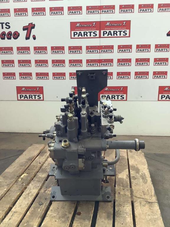 Hydraulic distributor for Hitachi ZX135US Photo 2