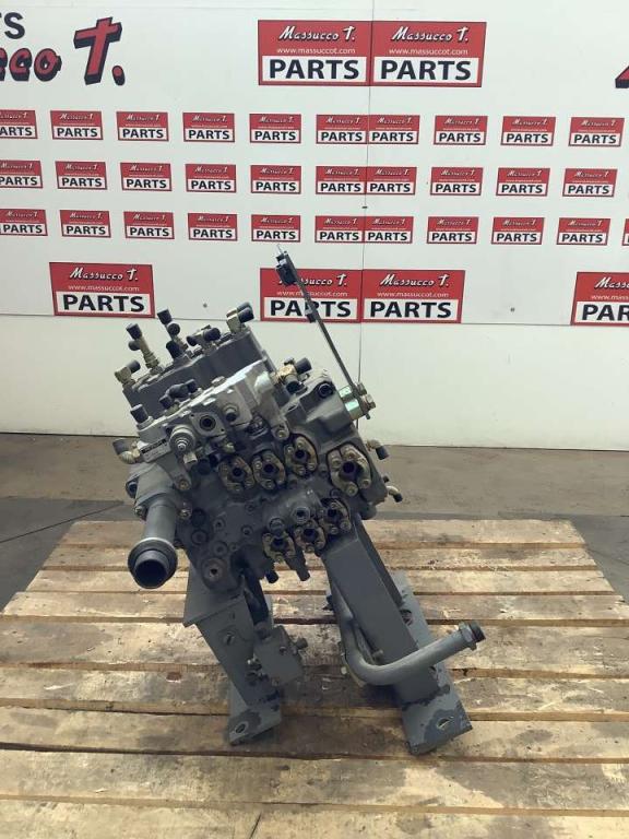 Hydraulic distributor for Hitachi ZX135US Photo 3