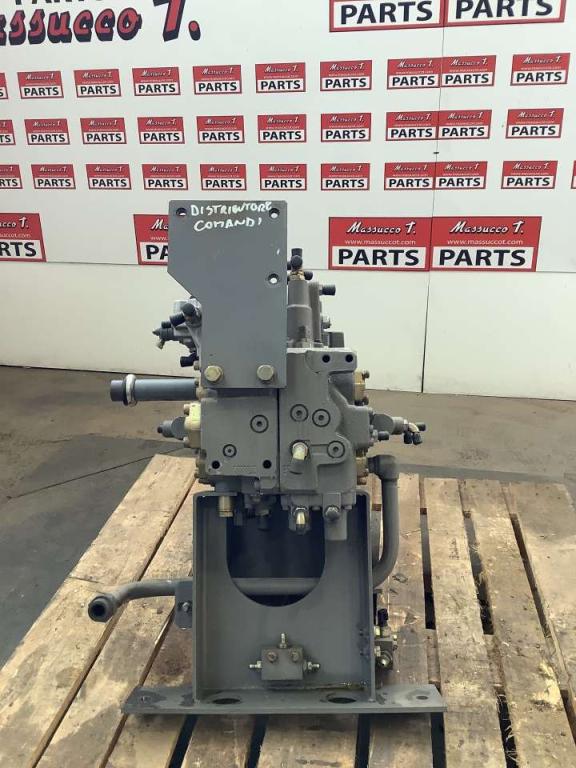 Hydraulic distributor for Hitachi ZX135US Photo 4