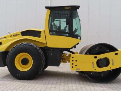 Bomag BW213 D-5 PL sold by Bove Verhuur & Verkoop