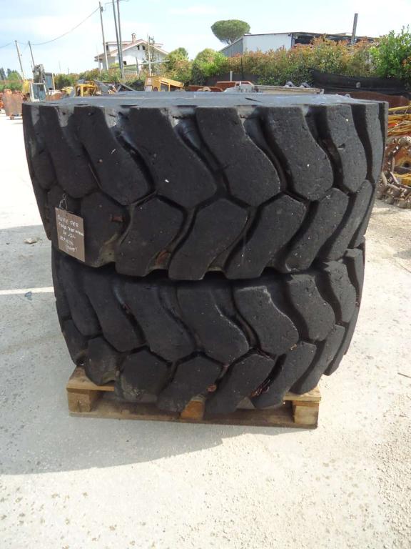 Tire for Hitachi LX170 Photo 1