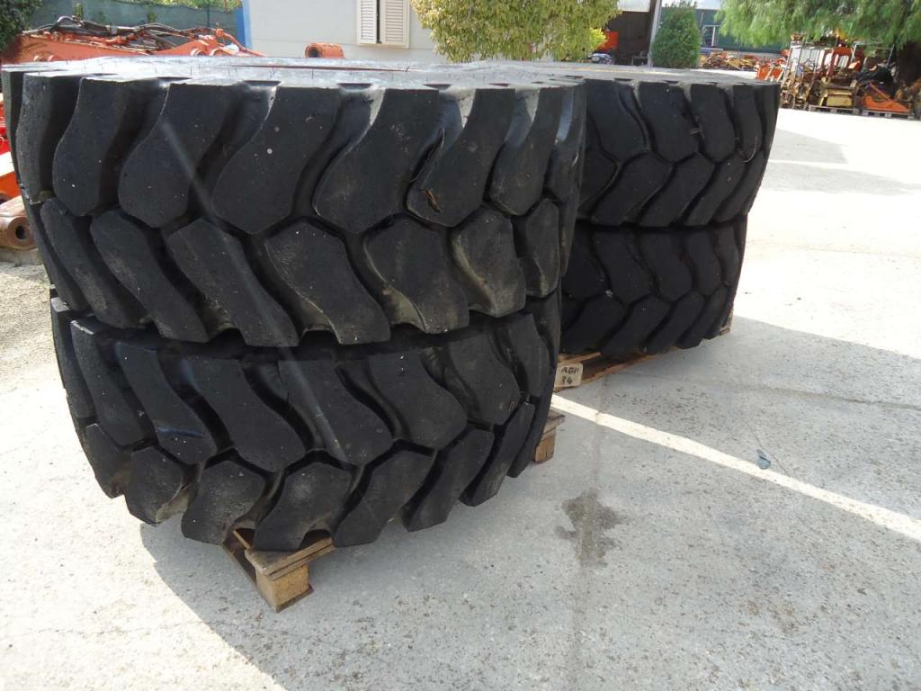 Tire for Hitachi LX170 Photo 2
