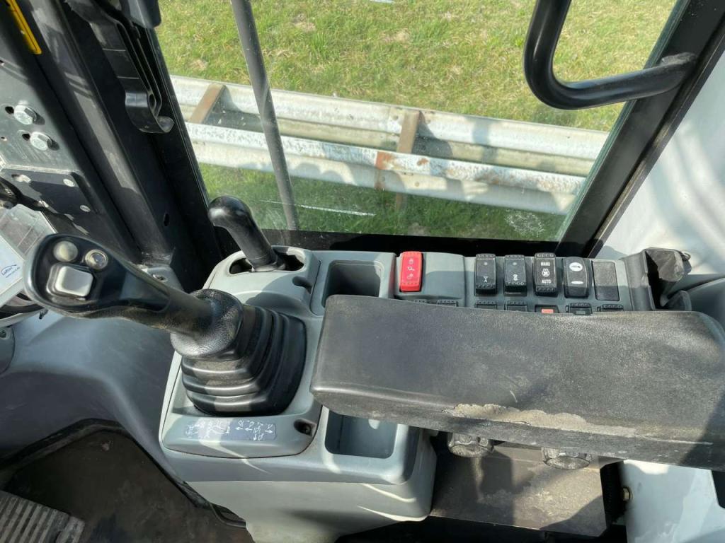 Hitachi ZW250-6 Photo 19