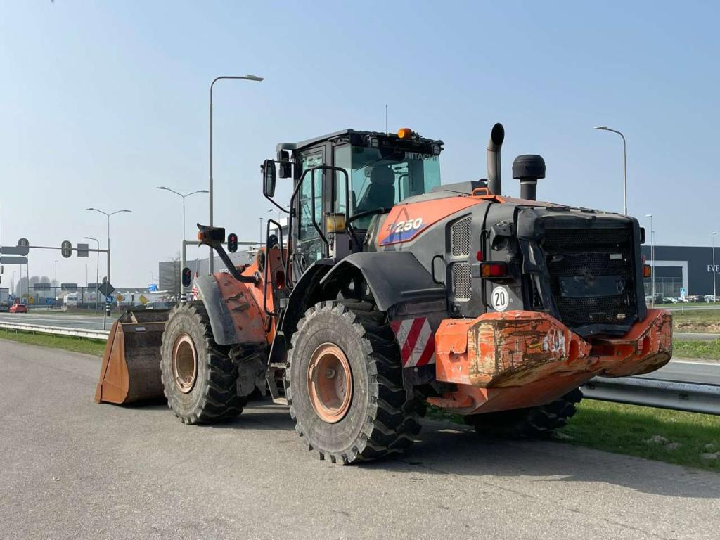 Hitachi ZW250-6 Photo 3